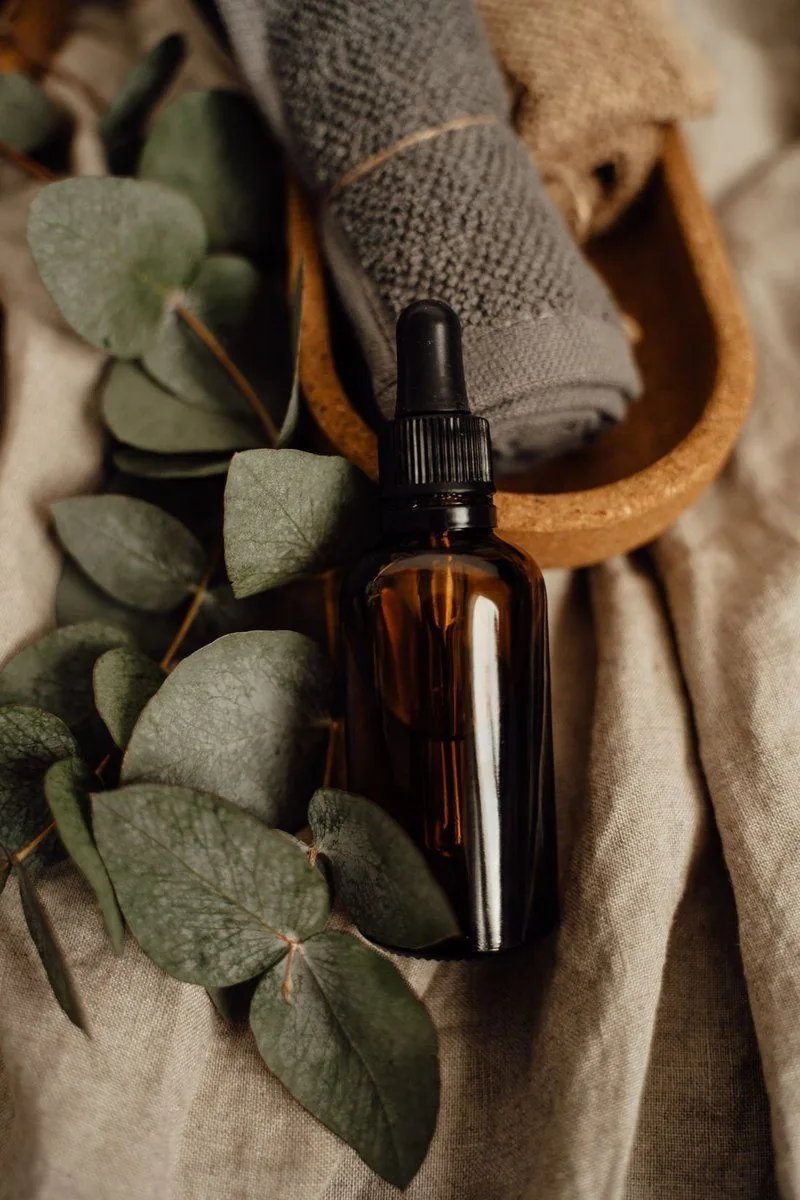 Huile de soin, eucalyptus et serviette — ambiance bien-être chez TouShe Studio à Lyon 9e (Vaise)