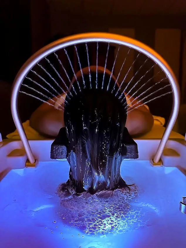 Head Spa japonais — soin du cuir chevelu sous arceau d'eau à jets chez TouShe Studio à Lyon 9e (Vaise)